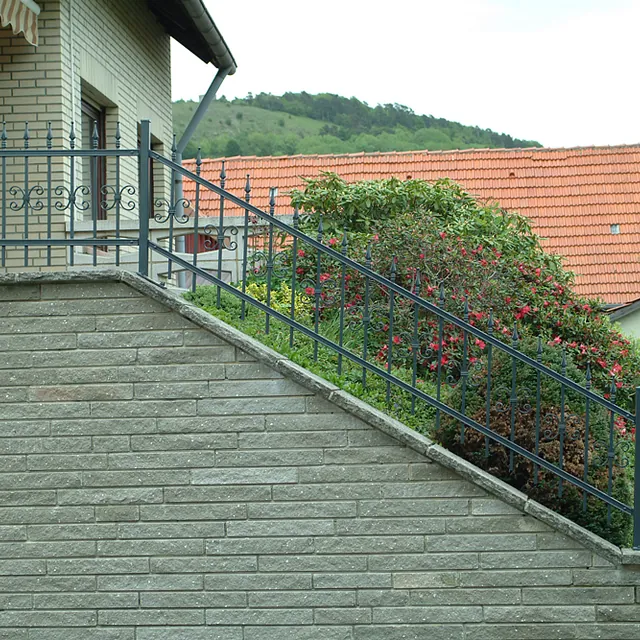Ziergitter Senkrechtstaebe mit Spitze und Ornament anthrazit