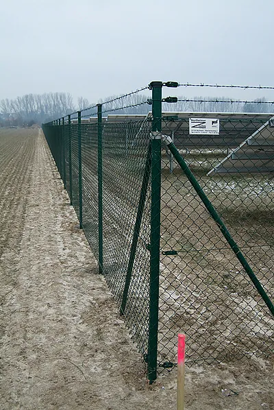 Maschendrahtzaun Rundrohr mit Stacheldraht grün 