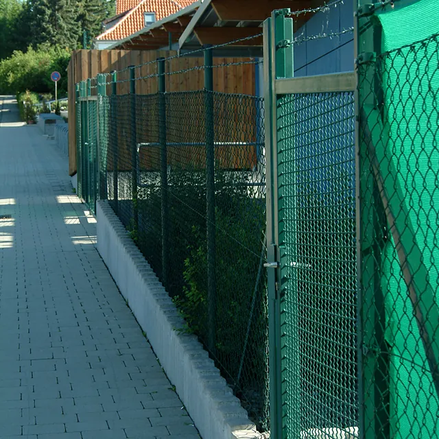 Maschendrahtzaun T-Eisen grün 